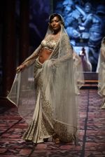 Model walks for Designer Suneet Varma in Delhi on 27th July 2013 (29).jpg